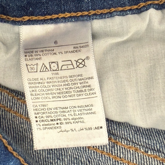 Old Navy Boyfriend Mid Rise Denim Shorts size 6 - Picture 3 of 7